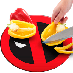 Divertida tabla de cortar con la forma del emblema de Deadpool basado en el fantástico personaje de Marvel Comics. 
