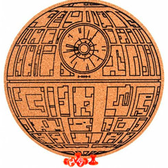 Tablón de corcho Estrella de la Muerte, el famoso y practico tablón de corcho para notas, apuntes, etc., es uno de los elementos indispensables para organizaros, ahora podrás darle un toque espacial 