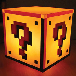 Simpática lámpara en forma de Question Block basada en la fabulosa saga de videojuegos de Super Mario Bros. Esta preciosa lámpara tiene unas medidas aproximadas de 18 x 16 x 16 cm.