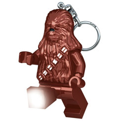 Bestial Llavero y Linterna del malévolo Chewbaccade Lego Star Wars. Disfruta con este carismático Sith realizado en PVC que además lleva incluido en sus pies dos luces LED.