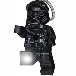 Divertido Llavero y Linterna del Tie Pilot de Lego Star Wars. Disfruta con este carismático personaje realizado en PVC que además lleva incluido en sus pies dos luces LED.