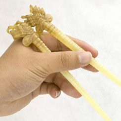 Con los palillos chinos de Alien podrás disfrutar de tu comida preferida mientras tienes todo un asesino entre tus dedos.