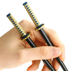 Disfruta comiendo Sushi con estos espectaculares palillos chinos de Date Masamune inspirados en las katanas japonesas de los señores feudales.