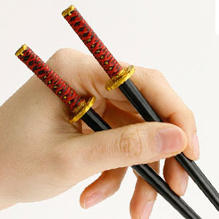 Disfruta comiendo Sushi con estos espectaculares palillos chinos de Maeda Keiji inspirados en las katanas japonesas de los señores feudales.