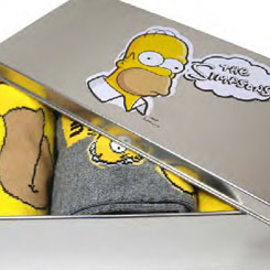 Set de 3 pares de calcetines oficiales de Los Simpsons. Disfruta de estos calcetines realizados en 96% Polyester, 4% Elastane. Viene en una lata con la imagen de Homer Simpson.