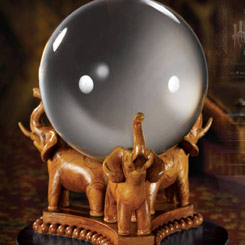 Mágica réplica oficial de la Bola de Cristal de Mrs. Trelawney basada en la saga de Harry Potter. Decora tu espacio más mágico con esta preciosa réplica de la bola de cristal que descansa en la base en forma de tres elefantes.