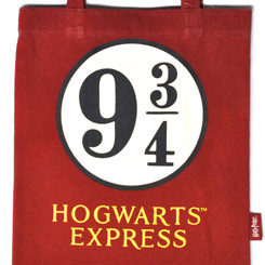 Bolsa oficial del andén 9 y ¾ del Hogwarts Express basada en la saga de Harry Potter. La bolsa está realizada en algodón. Esta bolsa es ideal para hacer tus compras del día a día, o para llevar lo necesario para practicar Quidditch.