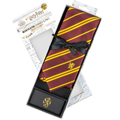 Réplica oficial de la corbata de la escuela de Gryffindor basada en la saga de Harry Potter. Este espectacular complemento está realizado en microfibra y se entrega con un Pin de Gryffindor.