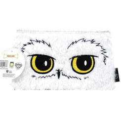 Precioso estuche de peluche Hedwig basado en la saga de Harry Potter. En este fantástico estuche podrás guardar tus lápices, bolígrafos y gomas o cualquier otro pequeño accesorio.