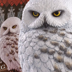 Preciosa figura oficial Hedwig perteneciente a la línea "Magical Creatures", esta preciosa figura está realizada en resina, pintada a mano y tiene una altura aproximada de 24 cm.,