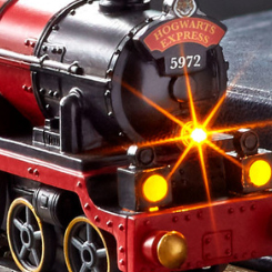 Réplica oficial del Tren Hogwarts Express de la saga de Harry Potter, disfruta con este Expreso Hogwarts que partirá desde la Estación 9 y 3/4 hacia el Colegio Hogwarts de Magia y Hechicería.