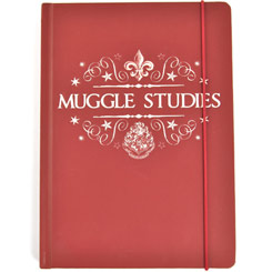 Preciosa libreta A5 inspirada en la saga de Harry Potter, es perfecta para listas, notas y hechizos mágicos. La portada está compuesta por el escudo de Hogwarts y texto 'Muggle Studies' 