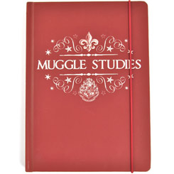 Preciosa libreta A5 inspirada en la saga de Harry Potter, es perfecta para listas, notas y hechizos mágicos. La portada está compuesta por el escudo de Hogwarts y texto 'Muggle Studies' 