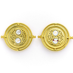 Pendientes oficiales Harry Potter Time Turner de plata de ley, chapados en oro, adornados con cristales Swarovski®. Estos preciosos pendientes de plata de ley, chapados en oro se basan en los giratiempos utilizados por Hermoine