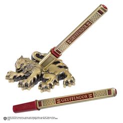 Mágico set de pluma y soporte con el escudo de la casa Gryffindor basado en la saga de Harry Potter. Reescribe tu historia con esta preciosa pluma en color dorado con un toque rojo. 