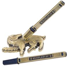 Espectacular set de pluma y soporte con el escudo de la casa Hufflepuff basado en la saga de Harry Potter. Reescribe tu historia con esta preciosa pluma en color dorado con un toque azul. 