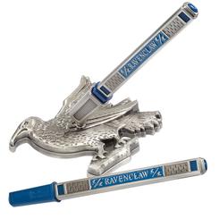 Maravilloso set de pluma y soporte con el escudo de la casa Ravenclaw basado en la saga de Harry Potter. Reescribe tu historia con esta preciosa pluma en color plateado con un toque azul.