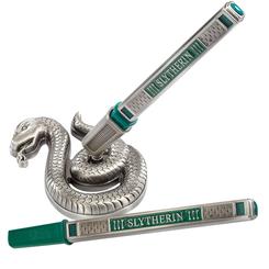 Precioso set de pluma y soporte con el escudo de la casa Slytherin basado en la saga de Harry Potter. Reescribe tu historia con esta preciosa pluma en color plateado con un toque verde.