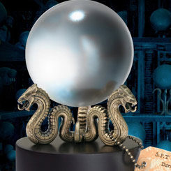 Espectacular réplica de la Profecía de Harry como aparece en 'Harry Potter y la Orden del Fénix'. Esta preciosa bola de crista está realizada en vidrio que descansa en una base de metal con un baño de bronce.