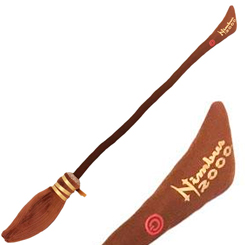 Divertido set compuesto por la escoba voladora Nimbus 2000! y la Golden Snitch. Estás replicas están realizadas en espuma con un acabado de núcleo de fibra de vidrio lo que las hacen ideales para juegos de rol y cosplay SWAT