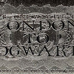 Réplica oficial del Ticket del tren de Hogwarts para ir a la famosa escuela de magia. Este precioso ticket está realizado en metal chapado en plata 999 , esta pieza de coleccionista está limitado a 9995 