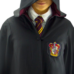 Túnica Oficial de Mago para adultos de Gryffindor basado en la saga de Harry Potter. Esta divertida túnica tiene distintas tallas. Está realizado en 100% poliéster. 