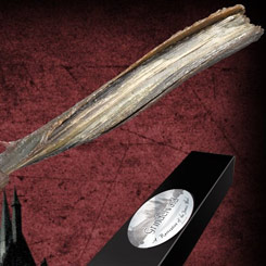 Preciosa réplica oficial de la varita de Grindelwald con motivo de la película Harry Potter, Las Reliquias de la Muerte (Harry Potter and the Deathly Hollow). Viene en caja de regalo.