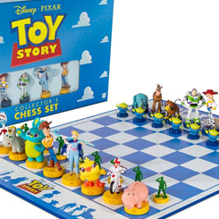 Réplica oficial Toy Story Collector's Set, disfruta horas y horas con los personajes de está emblemática película. Esta recreación del tablero de ajedrez tiene unas dimensiones de 32 x 32 cm.,