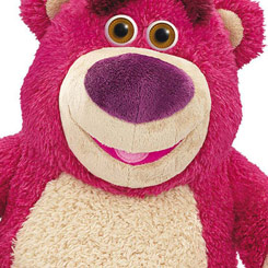 Peluche del Oso Lotso de la  divertida película de Disney-Pixar “Toy Story 3.” Este maléfico peluche está realizado en poliéster y tiene una longitud aproximada de 30 cm.