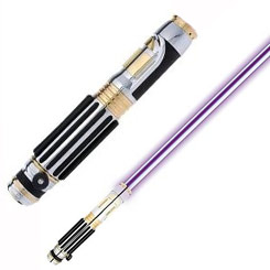 Sable de luz de Mace Windu, se ilumina y tiene varios sonidos, encendido, apagado…. Tamaño real. Incluye peana.