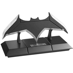 Réplica oficial del Batarang lanzado con precisión por Bruce Wayne a Barry Allen en la película ´Justice League (2017)´. El Batarang está realizado en aluminio a presión.