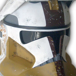 Prop Réplica no oficial del Casco del Comandante Bly with Binocs basado en la saga de Star Wars. Este casco de SWFans NT está realizado individualmente de forma artesanal.