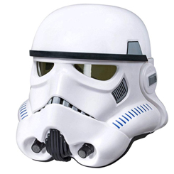 Descubre las emocionantes historias del bien contra el mal en una galaxia muy, muy lejana con el Casco electrónico de Stormtrooper Black Series de Star Wars. El casco tiene una escala 1/1