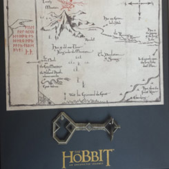 Explora los misterios de la Tierra Media con la réplica oficial de la llave y el mapa que pertenecieron a Thorin Oakenshield de Erebor, inmortalizados en la película "El Hobbit: Un Viaje Inesperado". 