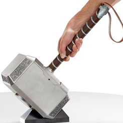 ¡Invoca el poder de Mjolnir! Con este Martillo Electrónico Mjolnir premium de la serie Legends de Marvel, ¡podrás empuñar el martillo de Thor y canalizar los poderes del Dios Asgardiano de los Truenos! 