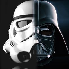 El poder del Lado Oscuro y la imponente presencia imperial cobran vida en este extraordinario pack de coleccionista que reúne dos piezas icónicas del universo Star Wars: el Casco electrónico de Darth Vader Black Series y el Casco Stormtrooper