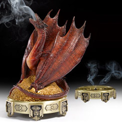 Espectacular escultura de Smaug perteneciente a la saga de El Hobbit. La escultura tiene una base realizada en Zinc en la que podrás poner tu incienso preferido y ver como sale el humo por la boca del grandioso Smaug.