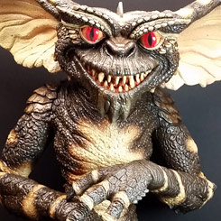 Réplica a escala real de Evil Gremlin basado en la película Gremlins. Esta espectacular réplica está realizada por Russ Lukich a tamaño real con una altura aproximada de 71 cm.