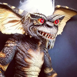 Réplica a escala real de Evil Stripe basado en la película Gremlins. Esta espectacular réplica está realizada por Russ Lukich a tamaño real con una altura aproximada de 71 cm.