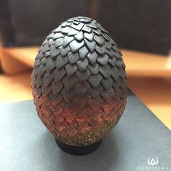 Réplica Oficial del Huevo de Dragón Drogon basado en la popular serie de Televisión “Juego de tronos”. Esta espectacular pieza de coleccionista está realizado en resina y pintado a mano.