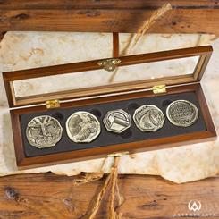 Set compuesto por 5 monedas del Tesoro de Erebor basada en la saga de El Hobbit. Esta pieza de coleccionista viene presentada en una caja de madera. 