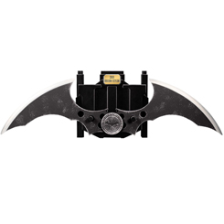 Espectacular réplica oficial del Batarang aparecido en el videojuego Batman Arkham Asylum, esta preciosa réplica tiene una longitud aproximada de 34 cm., y está realizado en metal sólido.