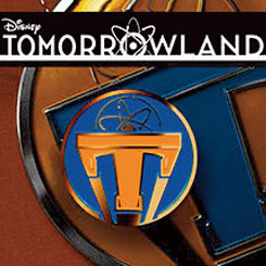 Pin oficial Gold T Logo de Tomorrowland realizada por Walt Disney Studios. Revive las aventuras de Casey Newton en el fantástico lugar llamado Tomorrowland localizado en algún lugar del tiempo y el espacio en la memoria. 