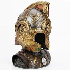 Réplica oficial de Casco de Théoden basado en la saga de El Señor de los Anillos. El casco está realizado en resina con cuero genuino en el dorso del casco. Este precioso casco tiene una escala 1/1 y es funcional.