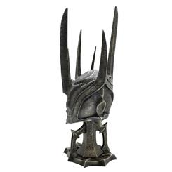 Casco oficial de Sauron. Una réplica a escala 1/2 del yelmo de guerra de acero ennegrecido del Señor Oscuro Sauron™, como se ve en la película El Señor de los Anillos: La Comunidad del Anillo™.