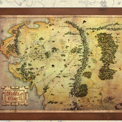 Réplica Oficial del mapa de la Tierra Media de la película The Hobbit, este detallado mapa viene montado sobre un marco de madera. 