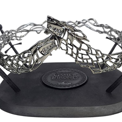 Réplica oficial de la Corona de Sansa Stark basada en la saga de Juego de Tronos. El equipo de desarrollo de Factory Entertainment pudo replicar con precisión la corona al estudiar cuidadosamente el accesorio utilizado en la pantalla.