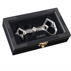 Réplica oficial de la Llave de Erebor, utilizada por Thorin Oakenshield y con un tamaño aproximado de 14 cm. Los artistas de Noble Collection.