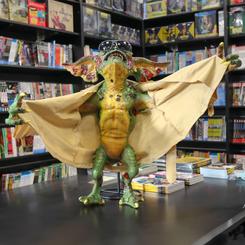 Adéntrate en el mundo de Gremlins 2: The New Batch con esta impresionante réplica a escala real de Flasher. Con una altura aproximada de 75 cm, esta figura es una verdadera obra de arte