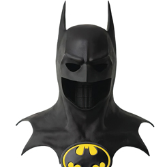 Por encima de Gotham City se cierne su mayor superhéroe: Batman. Playboy rico y filántropo durante el día y defensor de la ciudad por la noche, ¡Batman se revitaliza con la réplica de la máscara 1:1